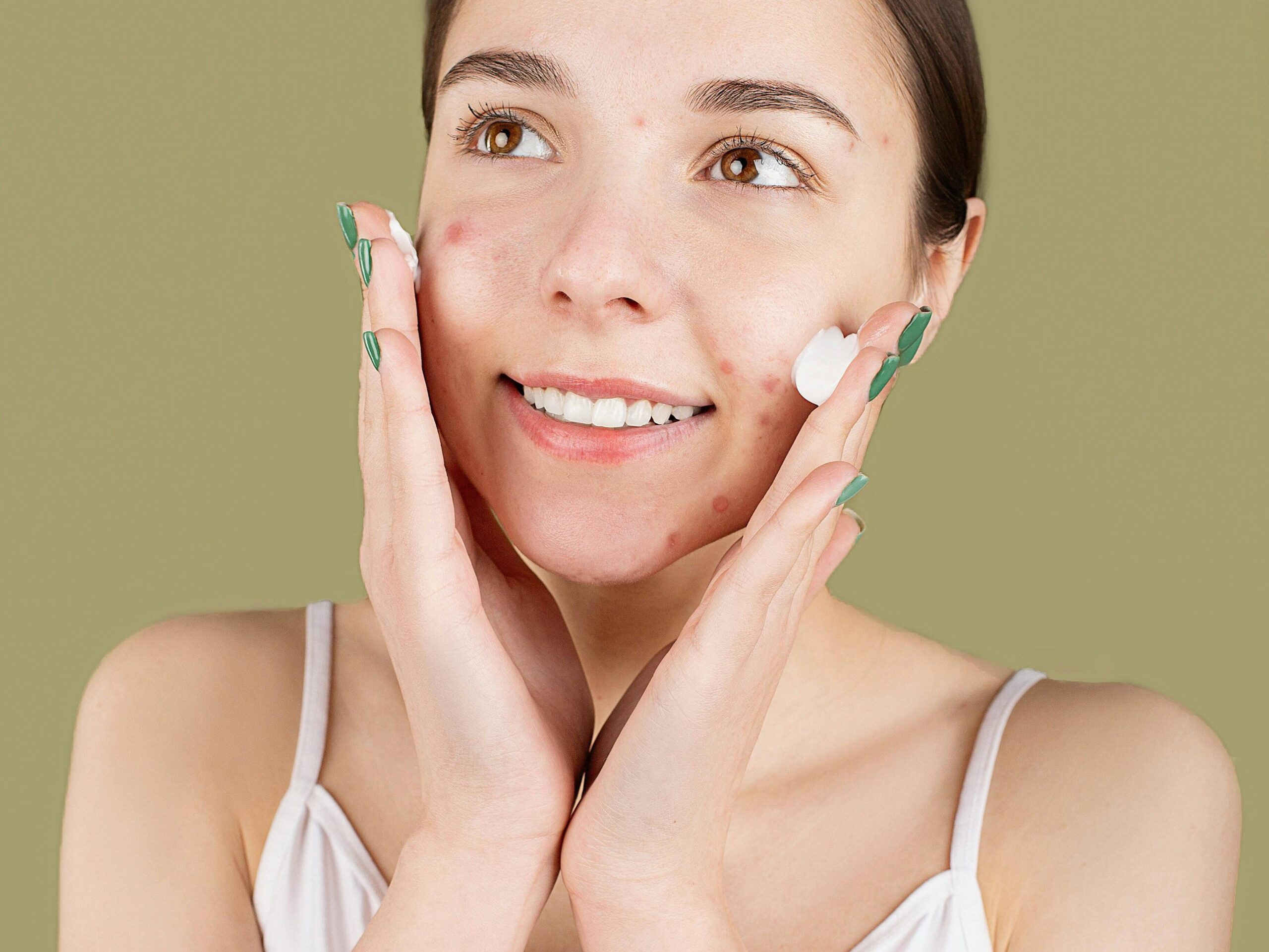 chica joven terminando su skincare con una crema hidratante.