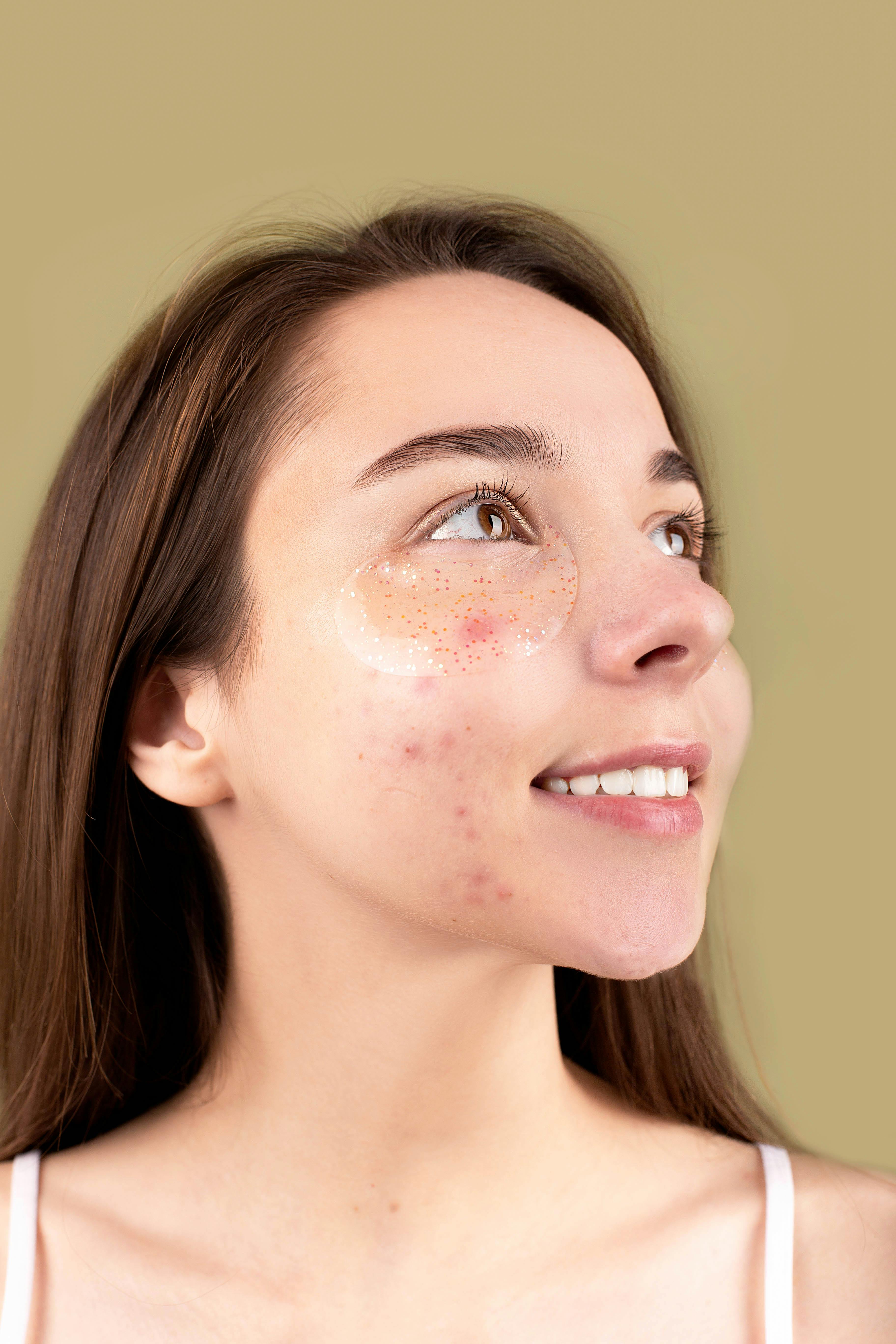 chica joven con mascarilla facial para hidratar.